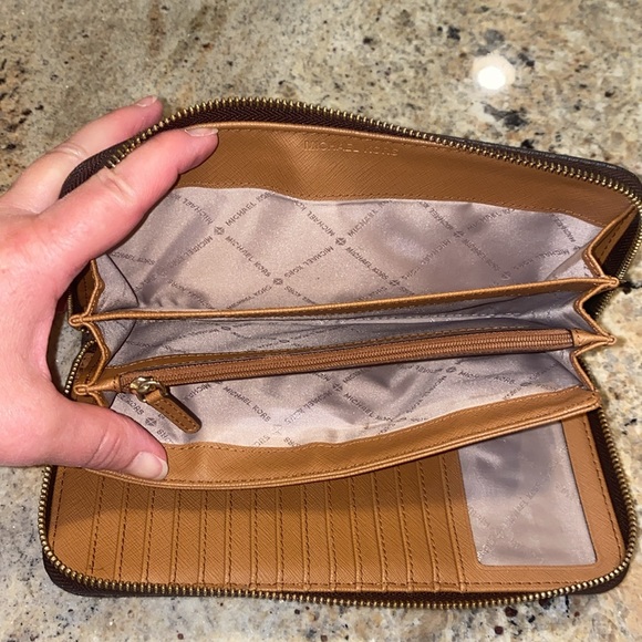 Michael Kors Jet Set Monogram Organizer and Phone Case - Picture 5 of 8